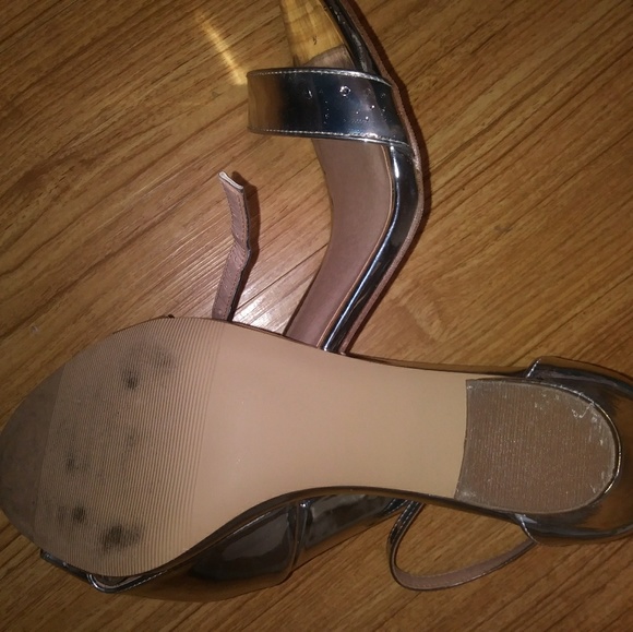 😭FINAL SALE!!😭 Silver Shoe - Picture 3 of 8